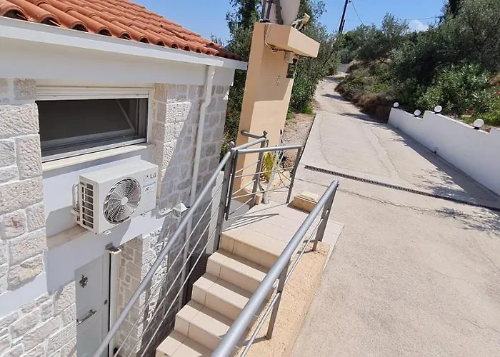 Stone House In Olive Grove בית נופש טולון